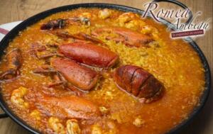 Menú de arroz con bogavante en el centro