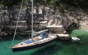 Alquila un velero para 12 personas